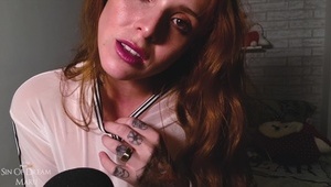 seksik na biurku z cycatą lalunią