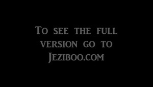 ujeżdża kolegę na łóżeczku