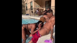 gorąca laseczka nago na stole