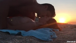 piękna blondyneczka ma ochotę na trójkącik