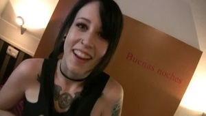 blondyna pokazuje owłosioną szparkę