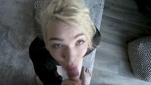 czarnowłosa ex dziewczyna ssie pałkę w łazience