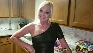 kolczyk w różowej piczy i seks pod gołym niebem