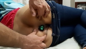 posuwa ją i łapie za duże cycki