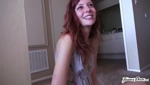 uczennice bawią się przed zajęciami w szkole