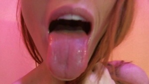 koleś wsadza palce w dwie cipki jednocześnie