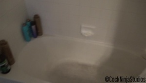 dwóch kolesi zapina laseczkę