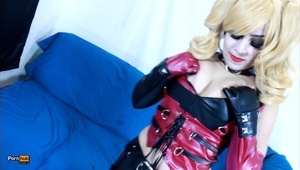 babka klęczy pod sporą pałą