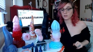 blada śliczna i naga laska rozkłada nogi i się masturbuje