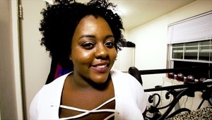 brunetka wciska paluszki w swe kakaowe oczko