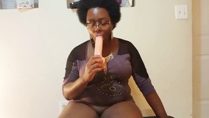 ona lubi pokazywać swoje cycuszki