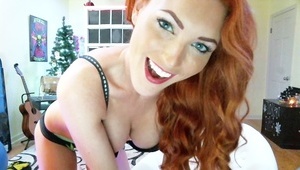 spuszcza się na dupcię pięknej laseczki