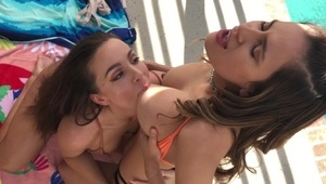 młoda popuszcza podczas masturbacji