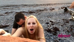 trzy puszyste mamuśki zabawiają się ze sobą