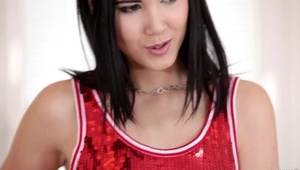 młoda blondi w kitkach jest rżnięta na stojaka