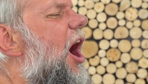 młodzi chłopacy u swojej sąsiadki