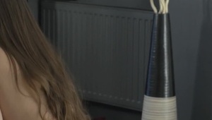 brunet całuje jej ciasna szpareczkę