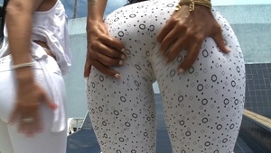 mamusia słodko liże jego niewielkiego penisa