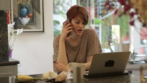 super czekoladka ociera się o poduszkę