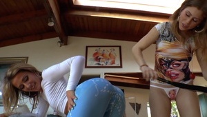 delikatne koleżanki świetnie się pieszczą