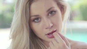 wesoła rudowłosa naga nastolatka