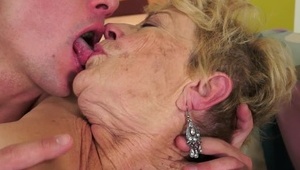 siwy facet liże dobrą babeczkę po piczy