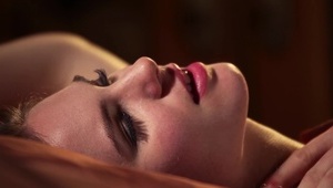 młody koleś zalicza atrakcyjną milfetkę