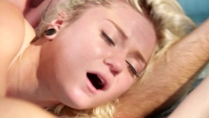 mokra suczka masuje sobie pizdę na świeżym powietrzu