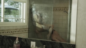 rucha polkę w seksownej bieliźnie