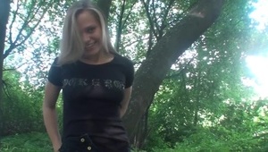 misha cross wyciska z pupy spermę kropla po kropli