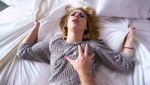 doświadczona czarnowłosa pani liże jego słodkie jąderka