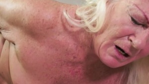 zwariowane niunie całują się po kakaowych oczkach