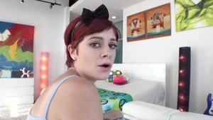 fajna łąnia ciągnie sterczącego kutasa