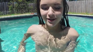 fajna panienka sciąga ciuszki dla ciebie