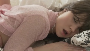 rozrywa jej rajstopy na dupie i wciska w nią swojego penisa bo tak jest nagrzany