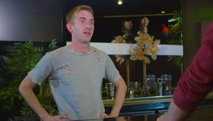 dziewczyna w kapeluszu i ciemnych okularach ciągnie kutasa na świeżym powietrzu