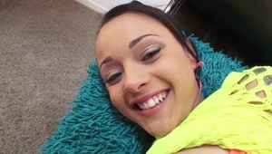 murzynka delektuje się białym fiutem