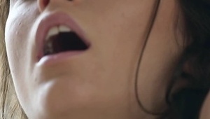 zgrabna dupcia ujeżdża go na łóżku