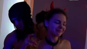 naoliwiona brunetka wyruchana w usta na stole do masażu