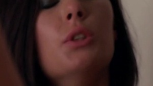 wylizał jej boską pipkę na kanapie