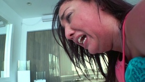 naturalna dama ugniata swe piersi podczas dupczenia