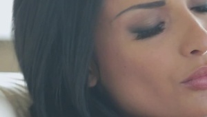 seksik na stole bilardowym z czekoladką