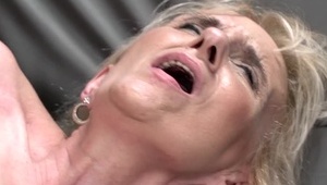 opalona suczka z bladym facetem