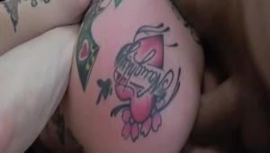 tina w czarnej bieliźnie wskakuje na faceta