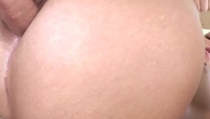 trójkąt z dziewczynami w seksownych pończochach