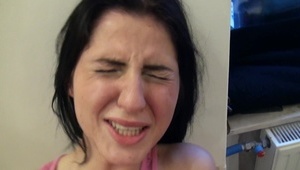 brutalne wpychanie pięści w jej cipsko