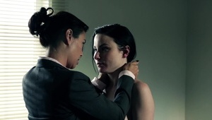 tańczące imprezowiczki pod gołym niebem