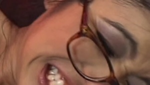 azjatycka sekretarka pokazuje cipkę w biurze