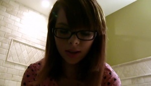 studentka bosko porusza się na pałce