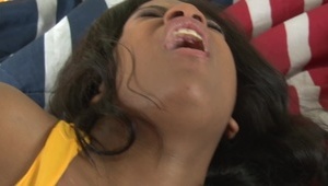 naga alexis adams jęczy na białej kanapie